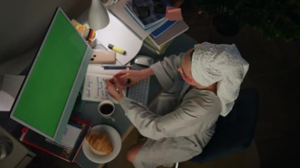 让自由职业者输入模拟电脑特写 注意的女人在色键Pc表上写笔记 严重的女孩观看绿屏固定纸在家里 聪明的远程工作者 — 图库视频影像