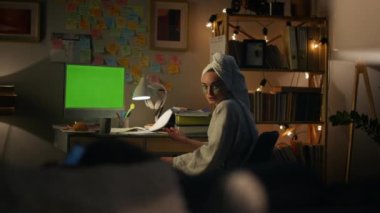 Dedikoducu kız kromakey bilgisayarı kapatıyor. Ev hanımı yeşil ekran cihazına telefon göstermeyi tartışıyor. Mockup PC 'nin arka camında bornozcu kadın konuşuyor. Kanepede koca silueti.