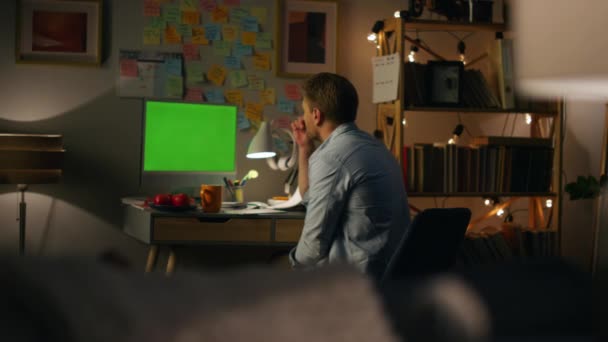 Bilinmeyen Serbest Çalışan Geceleri Krom Renkli Bilgisayar Sallıyor Akşamları Evdeki — Stok video