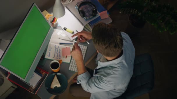 Анонимный Фрилансер Работающий Дому Рыжий Человек Пишет Заметки Макете Компьютера — стоковое видео
