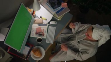 Neşeli kadın gece odasında yakın plan çekimde evet diyor. Üst Düzey Serbest Çalışan, uzaktan çalışan bir model bilgisayar. Yeşil ekranda kazanan jestler yapan aşırı neşeli bir kız. İyi haberler okuyan kişi.