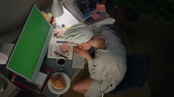 Calma Senhora Cochilando Casa Roupão Closeup Freelancer Viciado Trabalho Desfrutando — Vídeo de Stock