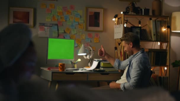 Stilig Frilansare Videoinspelning Lägenhet Natten Närbild Skrattande Man Talar Mockup — Stockvideo