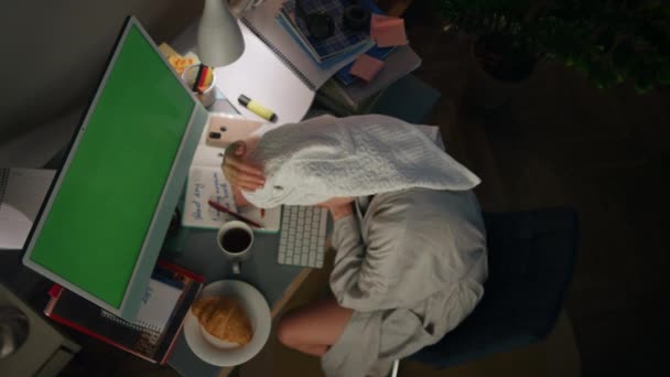 Zmęczona Kobieta Zasypiająca Widoku Góry Śpiąca Uczennica Robi Pauzę Pracując — Wideo stockowe