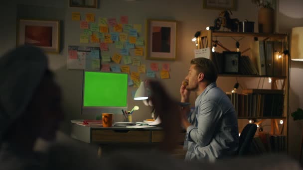 在家庭特写镜头下说计算机模型的放轻松的人 有重点的人在铬键虚拟会议上说话远程 在绿色屏幕上解释视频对话的自由人 — 图库视频影像