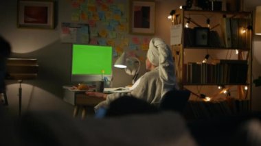 Kromakey bilgisayarı hakkında dedikodu yapan duygusal kız. Arkaya bakan ev hanımı akşam yeşil ekran cihazında tartışıyor. Bornozcu kadın, Mockup PC 'de arkadaş konuşuyor. Öğrenci öğrenmesi