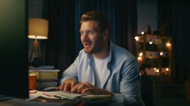 Sinirli bir adam akşam evde bilgisayarla tartışıyor. Stresli serbest çalışan işindeki hatalar yüzünden gergin. Uzak bir iş yerinde kafası karışık bir adam. PC ekranını izlerken bağıran kişi