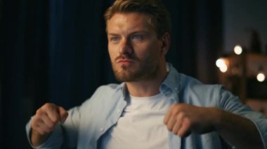 Mutlu adam neşeyle evde dans ediyor. Aktif adam sevinçle hareket ediyor. Geceleri stres yok. Müzik dinleyen yaratıcı blogcu zaferi kutluyor. Olumlu kişi iyi haber alıyor