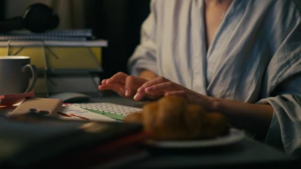 Mujer Enfocada Escribiendo Computadora Primer Plano Noche Casa Albornoz Serio — Vídeos de Stock
