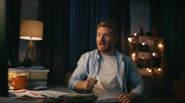 Motive olmuş bir adam geceleri dairelere tezahürat yapıyor. Kutlamada başarılı jestler yapan heyecanlı bir uzaktan kumandalı işçi. Mutlu profesyonel sevinç dolu kapanış projeleri. Enerjik adam zaferin tadını çıkarıyor.