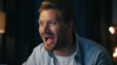 Filmin kapanışından zevk alarak gülen heyecanlı adam. Akşam odasında tek başına komedi dizisi izleyen sakallı adam. Komik video gecesinde oturan serbest çalışan pozitif bir oyuncu. İnsan duyguları kavramı 