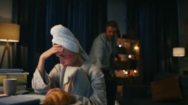 Uzaktaki iş yerinde kocasını görmezden gelen gergin bir kız. Üzgün kadın evde konsantre olmak için notlar yazıyor. Serbest çalışan biri akşamları rahatsız olur. Kulaklıklı adam arka planı süpürüyor.