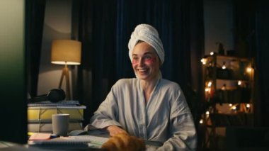 Samimi dairelerde bilgisayarla sohbet eden gülen bir kız. Ev telefonunda görüntülü konuşma yapan mutlu bir kadın. Neşeli bayanın güzel bir sorusu var. Olumlu bir insan komik bir şaka duyunca tepki verir.