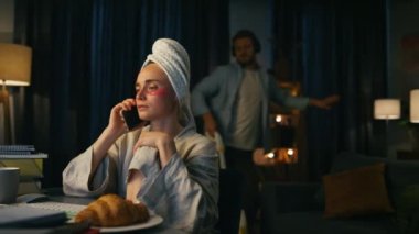 Üzgün bayan, evde akıllı telefondan konuşuyor. Kaygısız adam karısını işten uzaklaştırıyor. Stresli bir kadın akşam saatlerinde cep telefonuyla kötü bir konuşma yapıyor. Uzak çalışma dezavantajları konsepti