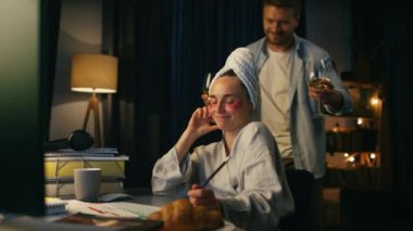 Aile evde yakın çekim yaparken eğleniyor. Kocası akşamları kadın şarap kadehi getiriyor. Adam, karısına gece evde alkol içiriyor. Müzik dinleyen olumlu bayan masaüstü bilgisayar ekranı izliyor 