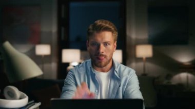Akşamları video oyunu oynayan ciddi bir adam. Meta ekran yakınlaştırma kullanarak el hareketi yapan enerjik bir adam. VR fütüristik dünyada yemek yiyen aktif bir oyuncu. Yüksek teknoloji konsepti