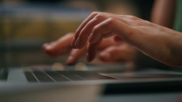 Senhora Mãos Mensagens Botões Laptop Vista Macro Interior Escuro Fechar — Vídeo de Stock