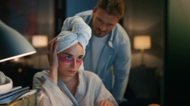 Ev işyerinde konsantre olmaya çalışan kızgın bir kadın. Sinir bozucu adam arka planda rahatsız edici karısını vakumluyor. Uzaktan çalışma dezavantajları hisseden ciddi bir serbest yazar. Ev hanımı akşamları kocasını görmezden geliyor.