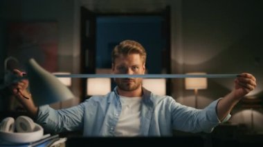 Ciddi bir mimar, cetveli video çekiminde gösteriyor. Zeki serbest çalışan, geceleri rahat dairelerde müşteriyle konuşuyor. Uzaktan işyerindeki müşteriyi açıklayan boyut ölçümü konusunda yetenekli bir adam.