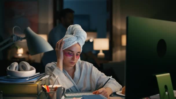 Zajęty Robotnikiem Piszący Notatki Nocy Zmęczona Dziewczyna Czuje Dyskomfort Domu — Wideo stockowe