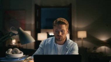 Karanlık bir yerde çay içen odaklanmış bir adam. Uzaktan kumanda ofisindeki bilgisayar monitörüne benzeyen ciddi bir serbest çalışan. Sakallı adam bilgisayarlı belge okuyor. Akşam işyerinde kahve fincanının keyfini çıkarıyor. 