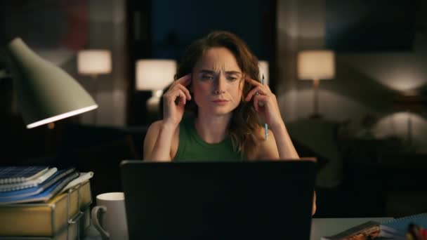 Sinirli Bir Kadın Gece Vakti Bilgisayarı Gıcık Etmiş Evde Kendini — Stok video