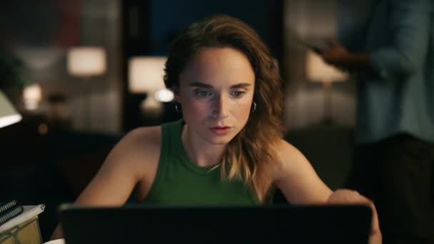 Menina Focada Lendo Computador Casa Escritório Mulher Séria Ponderando Laptop — Vídeo de Stock