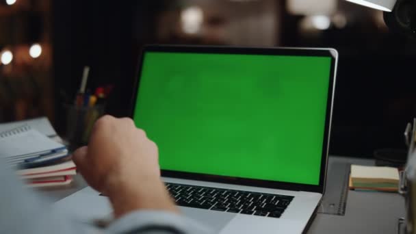 Onherkenbare Man Die Thuis Naar Een Mockup Laptop Kijkt Closeup — Stockvideo