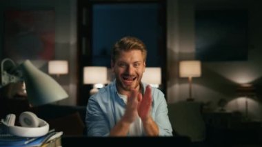 Ev kamerasında dizüstü bilgisayar seyreden gülen biri. Neşeli serbest çalışan, internette sandviç yiyip sohbet eden bir arkadaş. Gülümseyen adam geceleri el çırpıyor. İnternette sörf yapan neşeli adam içeriden tepki veriyor.