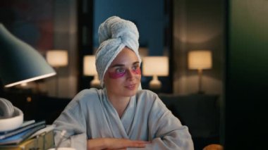 Başarılı bir kız eve yakın planda sohbet ediyor. Neşeli ev hanımı gece sohbetini açıklıyor. Pozitif bornoz serbest çalışanı uzaktan video görüşmesi yapıyor. Kaygısız koca arka planı süpürüyor.