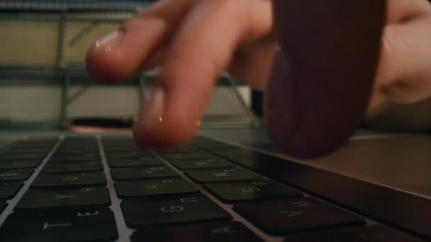 Vrouw Die Nachts Toetsenbord Indrukt Onbekend Meisje Typt Computer Knoppen — Stockvideo