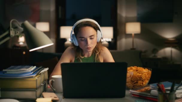 Bedachtzame Freelancer Die Thuis Laptop Nadenkt Koptelefoon Vrouw Luisteren Muziek — Stockvideo