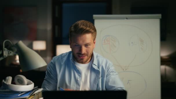 Pozitivní Lektor Videochatting Vzdáleného Pracoviště Detailní Aktivní Muž Loučí Online — Stock video