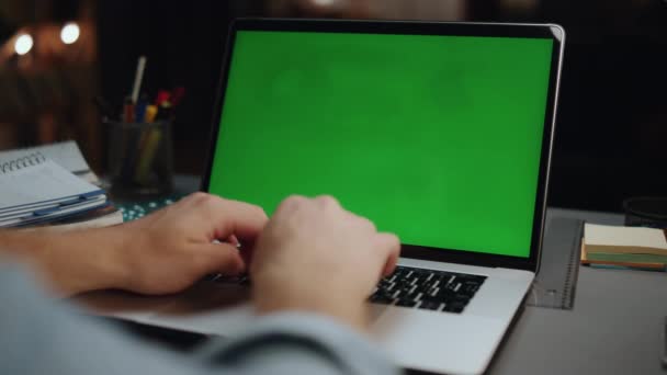 Mãos Freelancer Mensagens Texto Verde Laptop Escuro Closeup Quarto Braços — Vídeo de Stock