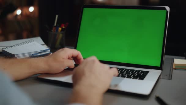 Tangan Tertutup Menyapa Komputer Kromakey Kantor Rumah Pengusaha Tak Dikenal — Stok Video