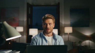 Kafası karışmış adam daireleri kamerayla arıyor. İşyerindeki müşteriyle bilgisayar görüntülü sohbet yoluyla konuşan serbest çalışan biri. Ciddi bir adam uzaktan kumandalı iş yerinde sanal konferans yapıyor.