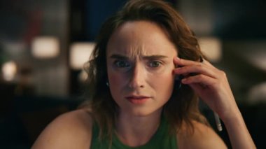 Dairenin portresinde görüntülü arama yapan kafası karışık bir kız. Kendine güveni tam bir serbest çalışan müşteriyle sanal sohbette konuşuyor. Sadece bilgisayar kullanıyor. Ciddi bir kadın uzak iş yerinde çevrimiçi konferans veriyor.