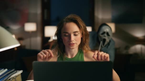Mulher Inteligente Explicando Laptop Noite Closeup Menina Freelance Sério Conversando — Vídeo de Stock