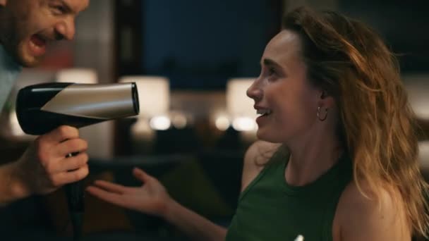 Pasangan Bersenang Senang Rumah Pada Malam Hari Closeup Lelaki Yang — Stok Video