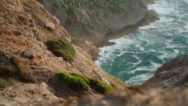 Moře Pláž Útes Příroda Letecký Výhled Skalnatý Pobřežní Ostrov Pěnovým — Stock video