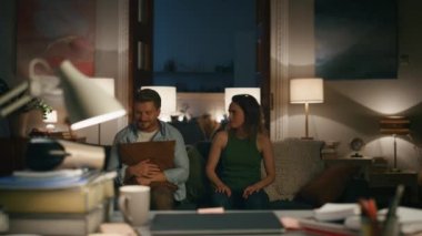 Çiftler yakın planda kavga ediyor. Akşamları eşine yastık fırlatan komik kadın. Kaygısız koca karısı eğleniyor. Neşeli aşıklar gece evinde savaşıyorlar. İnsanlar birlikte vakit geçiriyor.