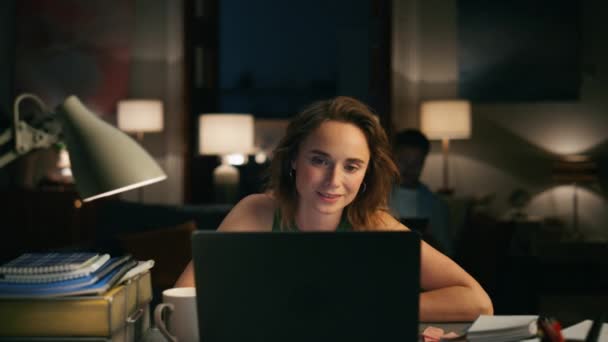 Konforlu Evde Bilgisayarla Konuşan Odaklanmış Bir Kız Dizüstü Bilgisayardaki Görevleri — Stok video