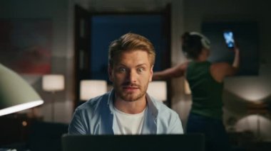 Özenli adam evde bilgisayarla çalışıyor. Dans eden komik kadın müzik dinliyor. Kadın silueti yalnızlıkla mücadele ediyor. Uzaktan görüntülü konuşma yapan meşgul bir adam. Serbest konsept 