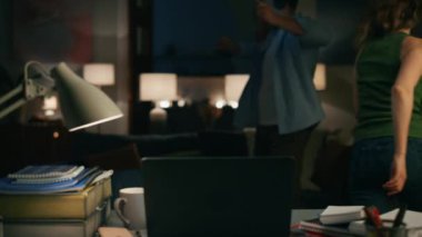 Sinir bozucu bir adam akşam üstü dikiz bilgisayarını dikizliyor. Gürültülü koca yüksek sesle müzik dinlerken kızgın kadın uzaklaşıyor. Evde karısının bilgisayarını kullanan aylak bir adam. İş kavramından uzaklaşmak