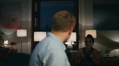 Akşam çifti eve yakın oturuyorlar. İşten sonra kaygısız ev kadınına sarılan pozitif serbest çalışan. Mutlu eşler rahat bir evde dönüyorlar. Geceleri insanların birbirine sarılmasına bayılıyorum.