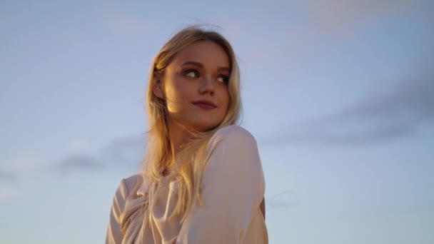 Solnedgång Blond Poserar Natur Blå Himmel Bakgrund Porträtt Leende Kvinna — Stockvideo
