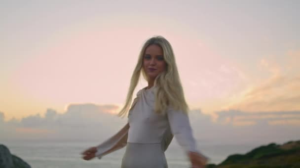 Blond Flicka Poserar Kväll Hav Bakgrund Närbild Avslappnad Modell Som — Stockvideo