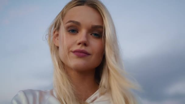 Blondes Modell Posiert Sonnenuntergang Himmel Hintergrundporträt Lächelnde Mädchen Gesicht Suchen — Stockvideo