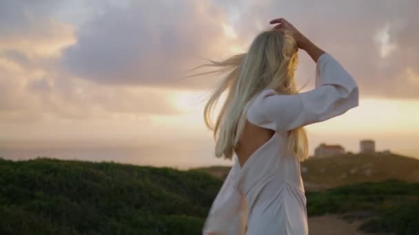 Χαλαρή Γυναίκα Που Απολαμβάνει Πορτρέτο Του Ηλιοβασιλέματος Πετώντας Κορίτσι Μαλλιά — Αρχείο Βίντεο