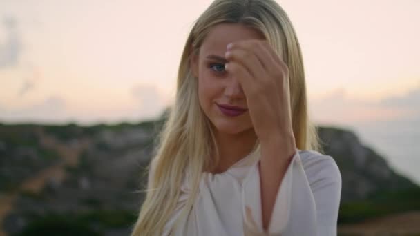 Blondes Modell Ruht Abend Chateau Porträt Entspanntes Mädchen Mit Haaren — Stockvideo